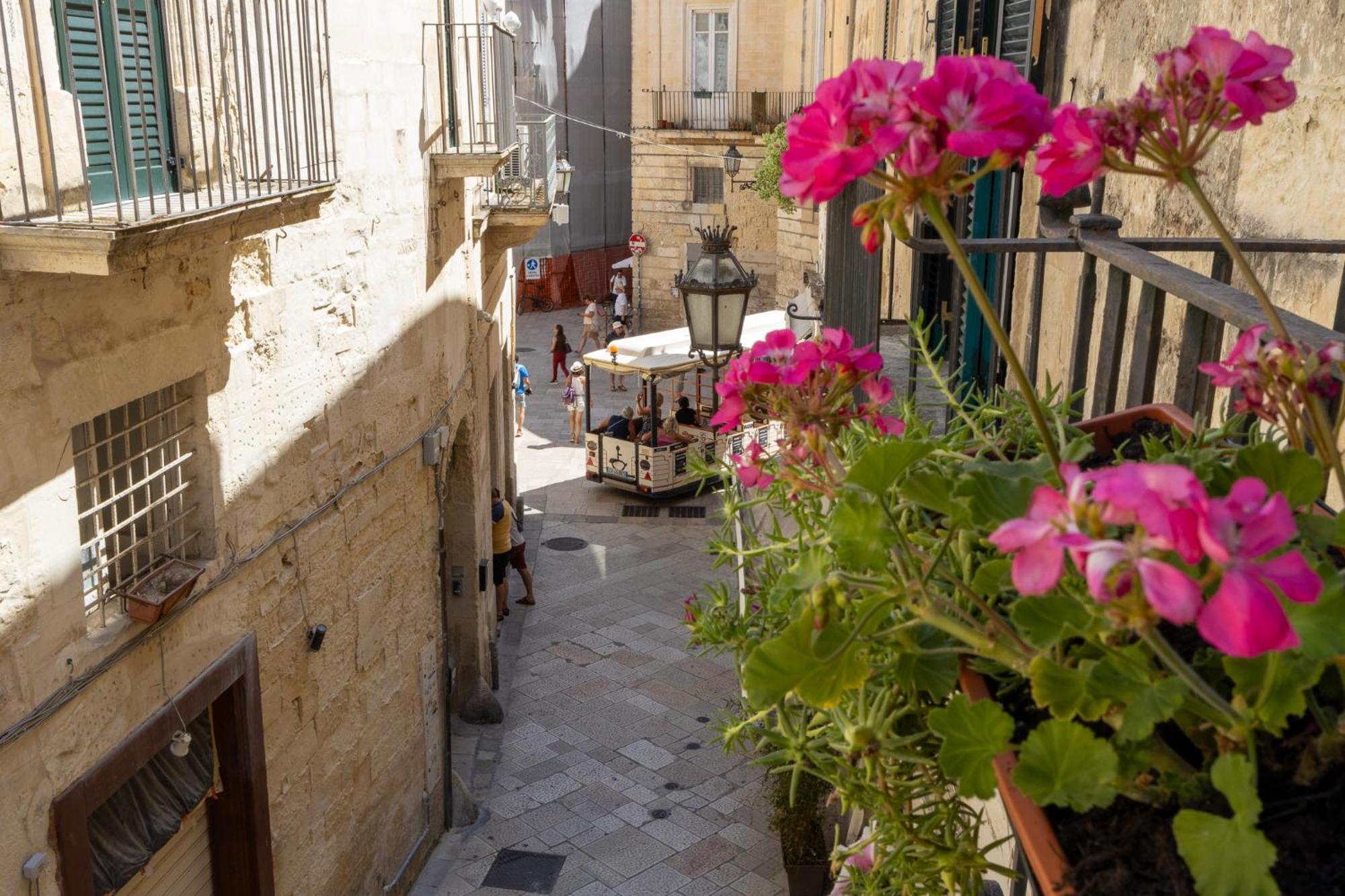 Palazzo Della Contessa - Suites & Breakfast Лечче Экстерьер фото